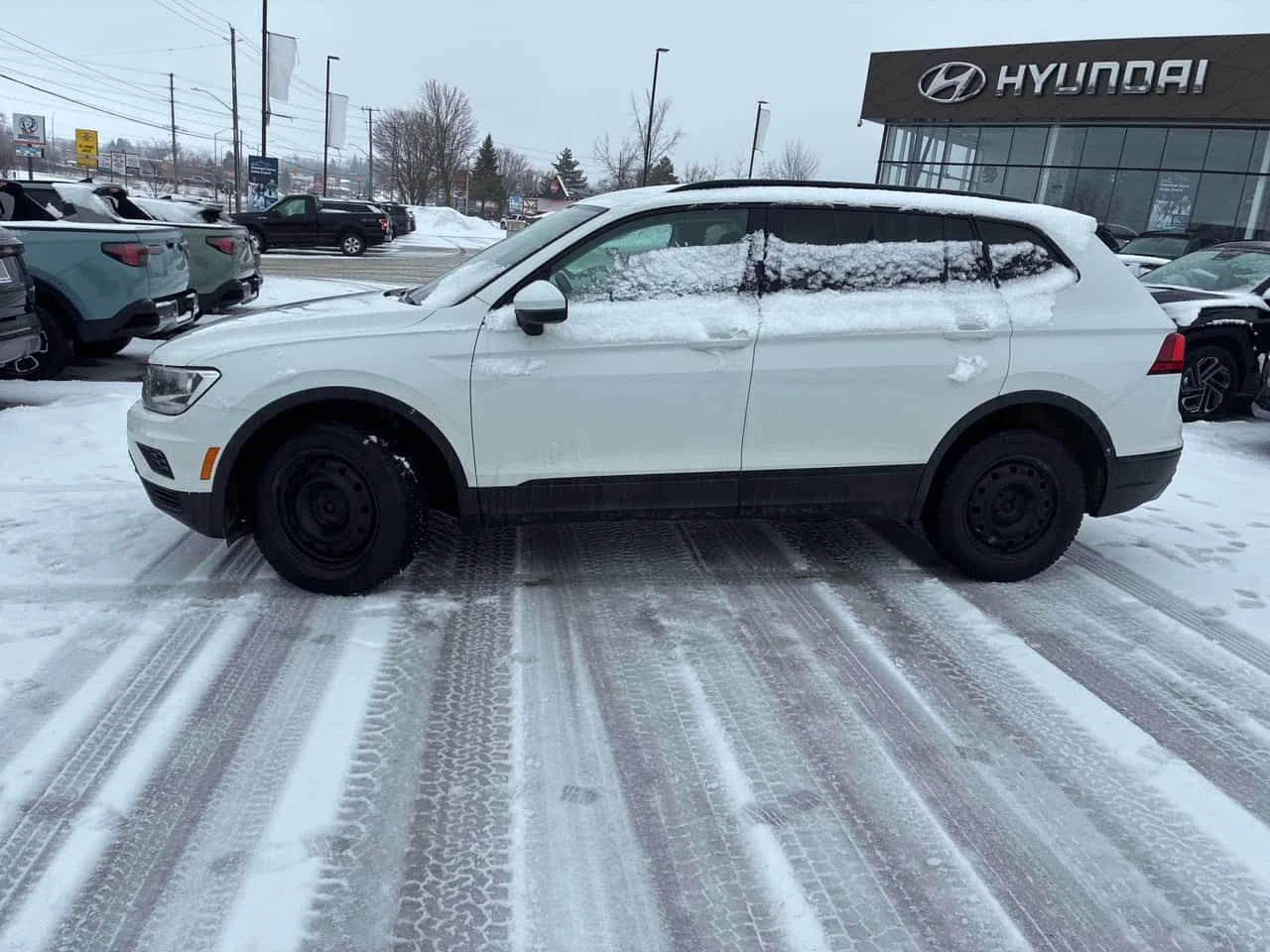 VW Tiguan * Trendline * КЛИП НА МОТОРА * ПОДГРЕВ * , снимка 3 - Автомобили и джипове - 53959947