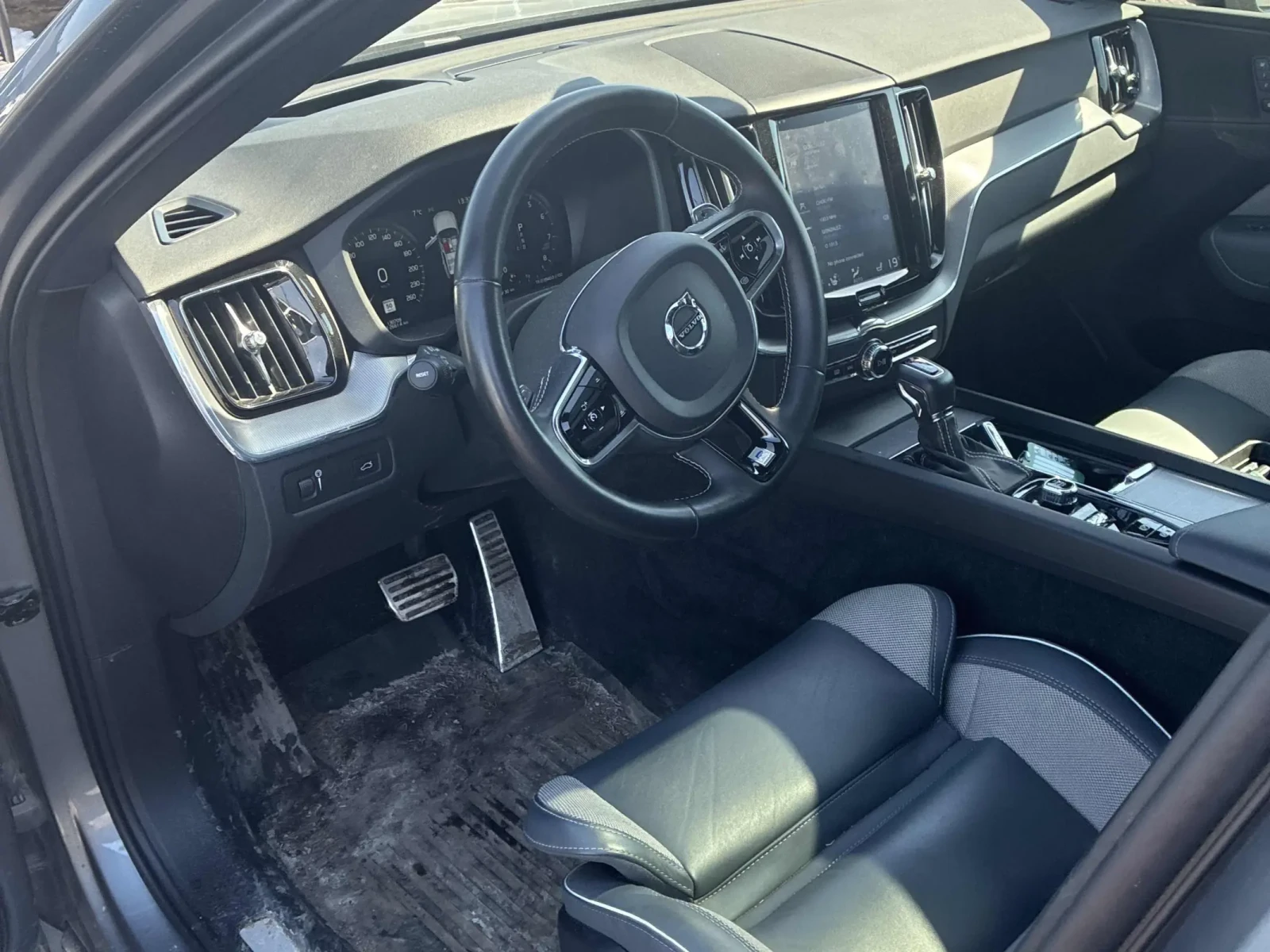 Volvo XC60 T6* R* DESIGN* ПОДГРЕВ* 360КАМЕРА* LANE* ASSIST* , снимка 6 - Автомобили и джипове - 54151846