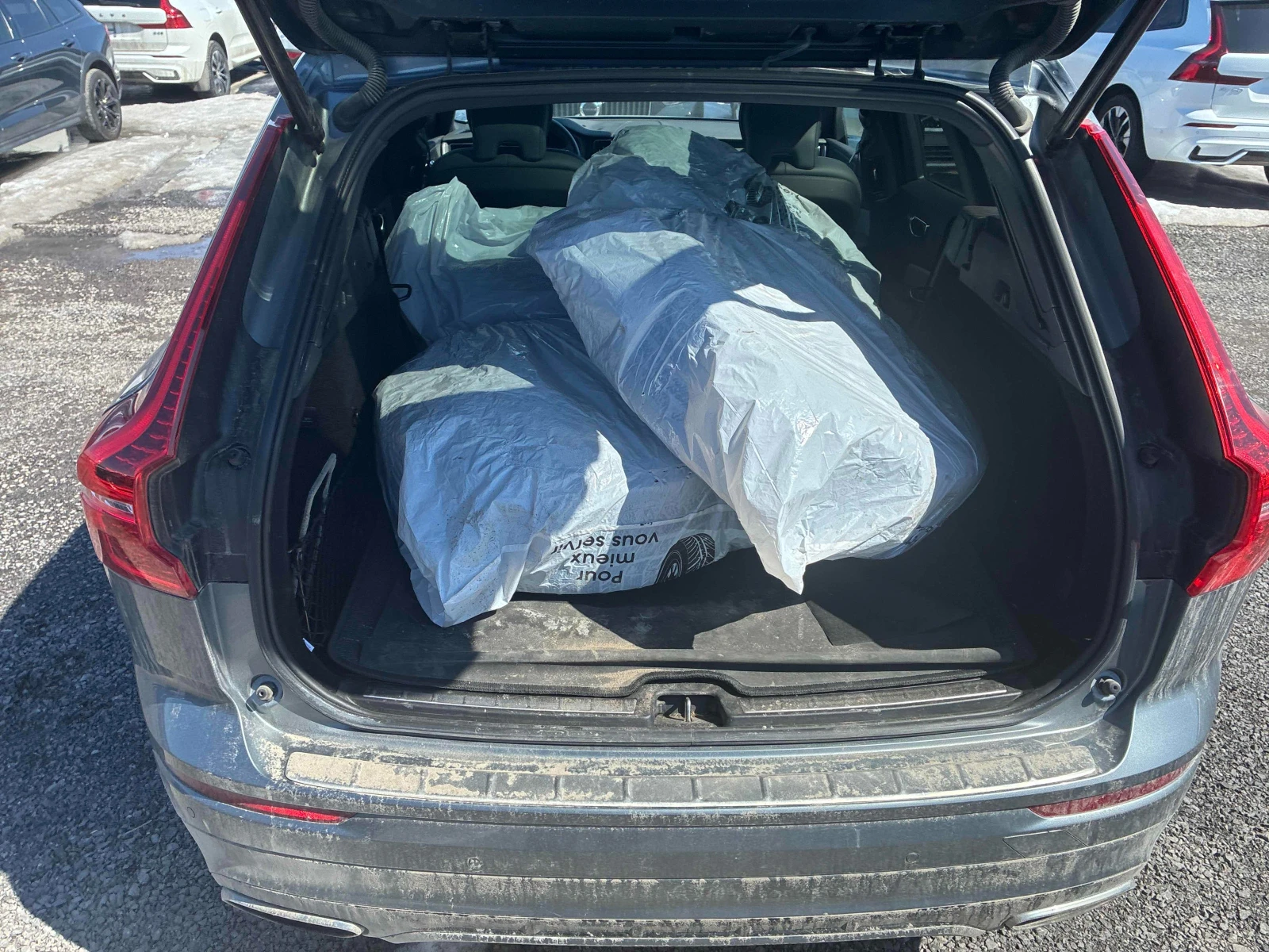 Volvo XC60 T6* R* DESIGN* ПОДГРЕВ* 360КАМЕРА* LANE* ASSIST* , снимка 10 - Автомобили и джипове - 54151846