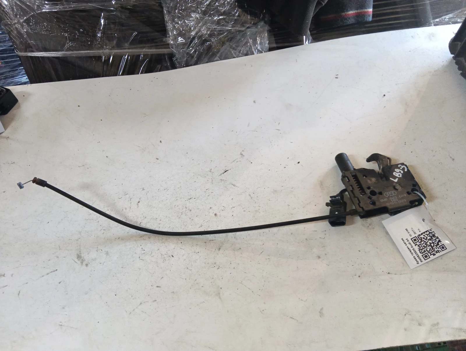 брава преден капак 8W0823509 Audi A4