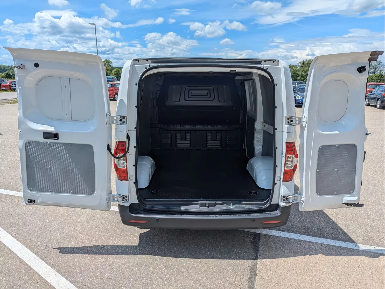 Maxus eDeliver 3  L1H1  - изображение 8