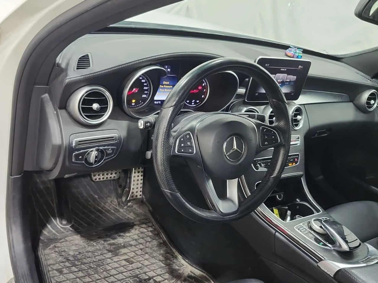 Mercedes-Benz C 300  AWD | DISTRONIC | PANO | ДВА КЛЮЧА , снимка 13 - Автомобили и джипове - 54776987
