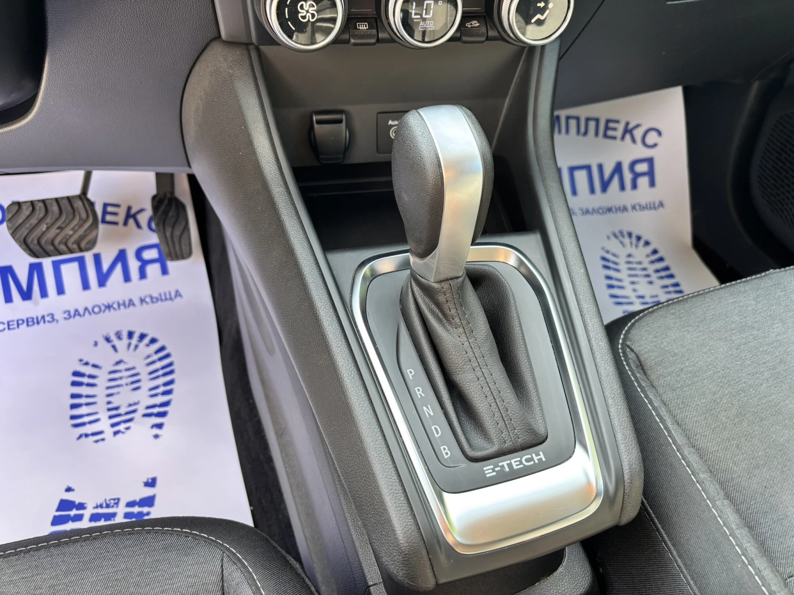Renault Captur 1.6 - Hybrid, снимка 9 - Автомобили и джипове - 55153467