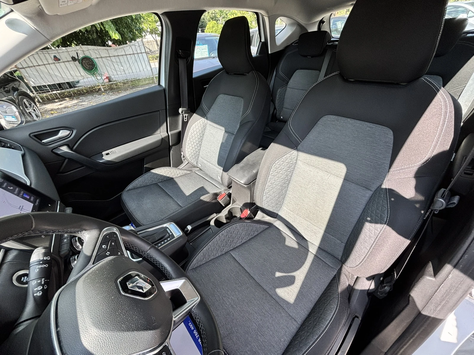 Renault Captur 1.6 - Hybrid, снимка 11 - Автомобили и джипове - 55153467