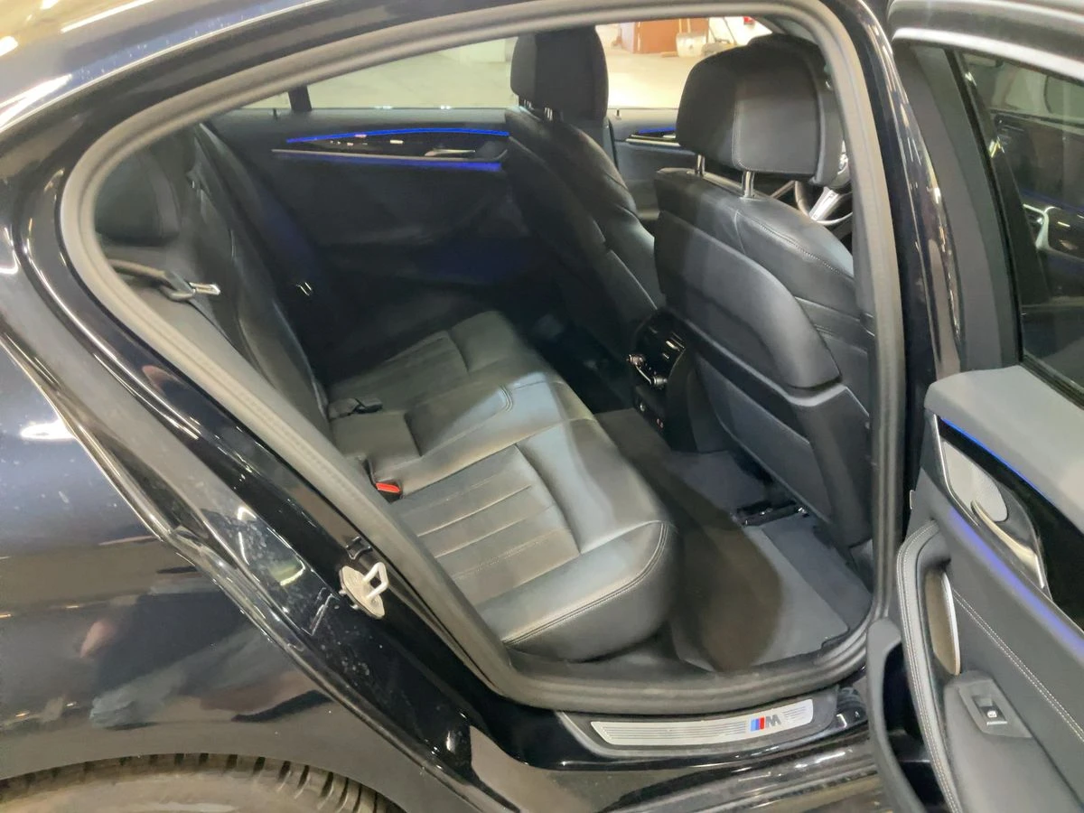 BMW 550 М550i xDrive Сервизна/Laser/360/Head-up/HK, снимка 8 - Автомобили и джипове - 55448972