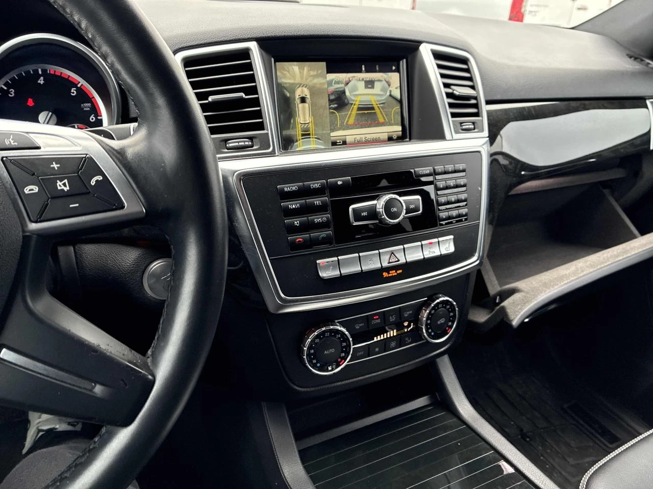 Mercedes-Benz ML 350 BlueTech* 360* Distronic* Пано* H&K* Въздух, снимка 8 - Автомобили и джипове - 54079360