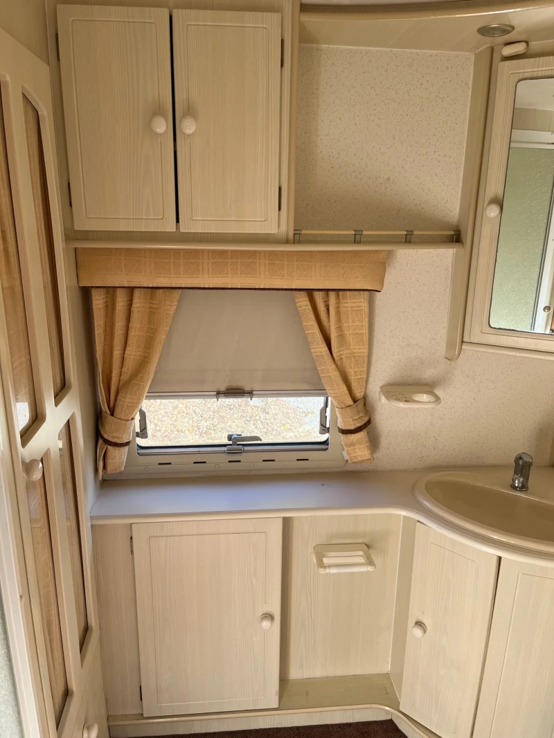 Каравана Coachmen Vip, снимка 13 - Каравани и кемпери - 48646166