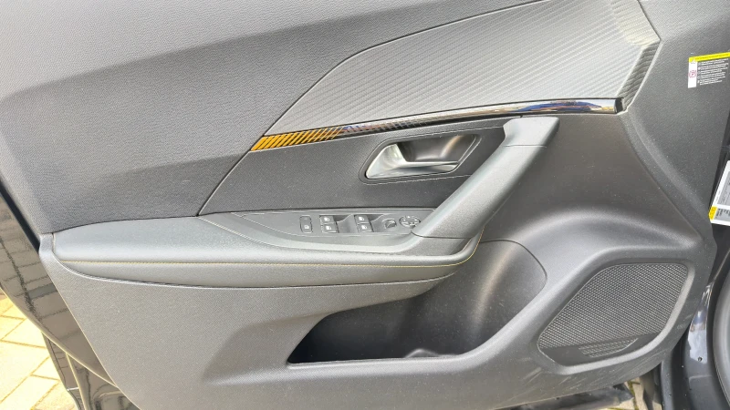 Peugeot 2008 1.2i ALLURE EAT8, снимка 11 - Автомобили и джипове - 52842286