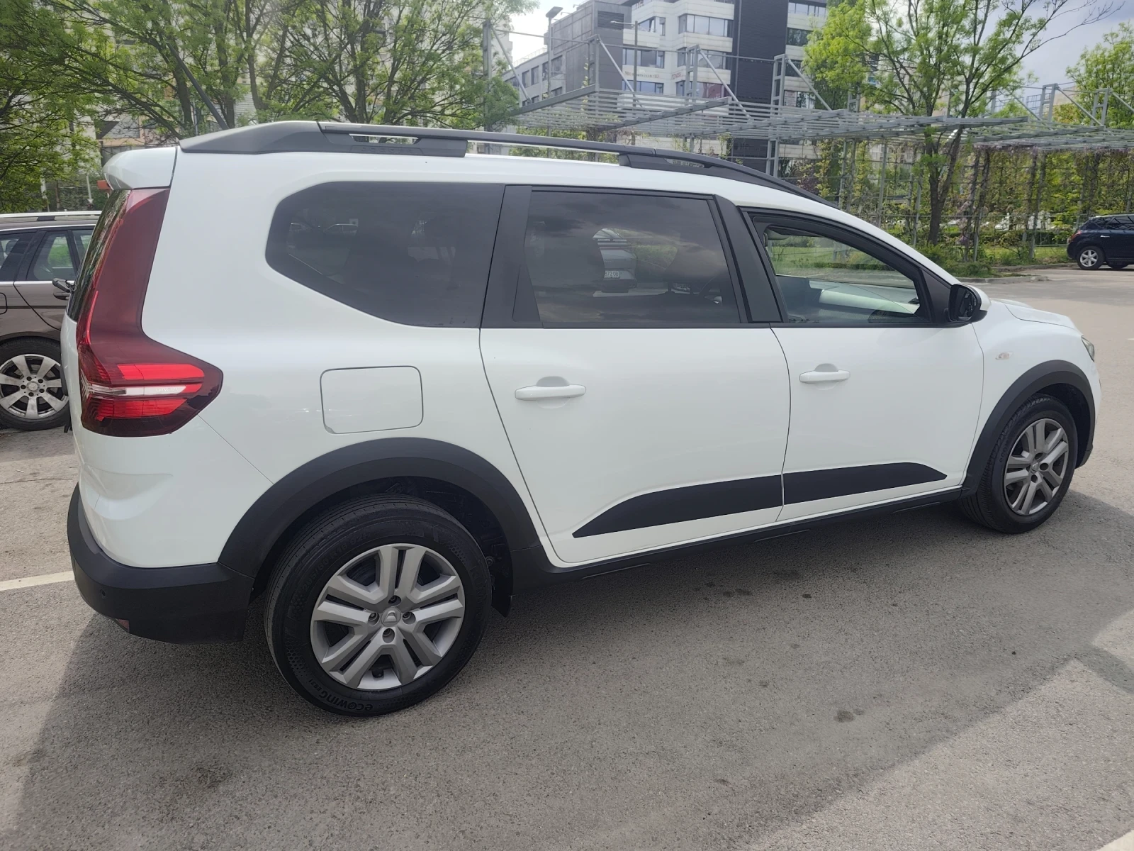 Dacia Jogger 1.0 газ, снимка 8 - Автомобили и джипове - 54358872