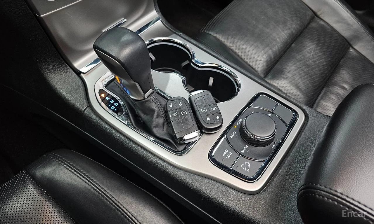 Jeep Grand cherokee 3.6* V6* 8ZF* ПОДГРЕВ* ОБДУХВАНЕ* КАМЕРА* ПАНОРАМА, снимка 10 - Автомобили и джипове - 55954596