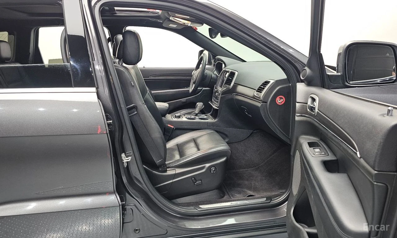 Jeep Grand cherokee 3.6* V6* 8ZF* ПОДГРЕВ* ОБДУХВАНЕ* КАМЕРА* ПАНОРАМА, снимка 13 - Автомобили и джипове - 55954596