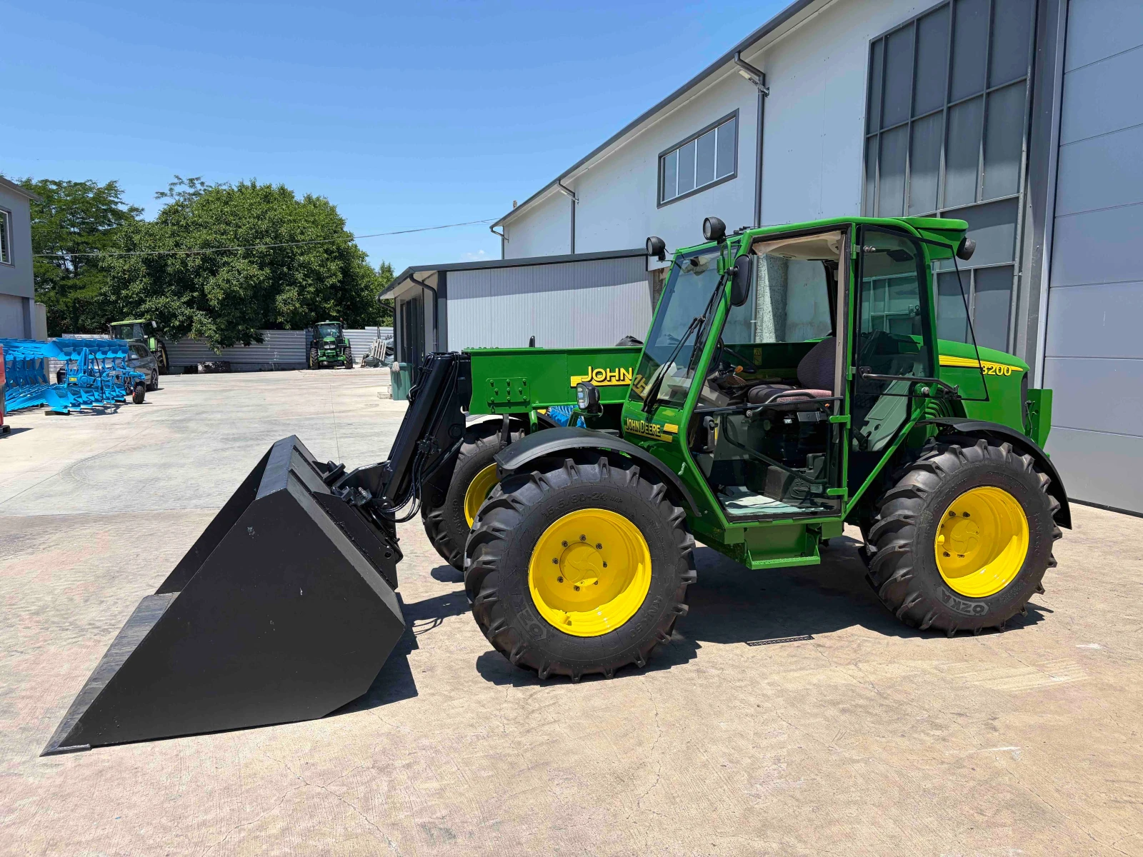 Телескопичен товарач John Deere 3200 лизинг