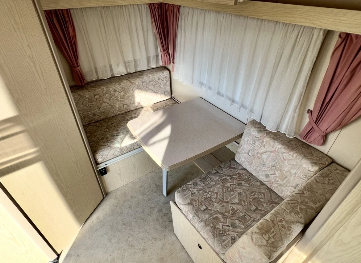 Каравана Avento Master 395 TD Luxe, снимка 11 - Каравани и кемпери - 54699682