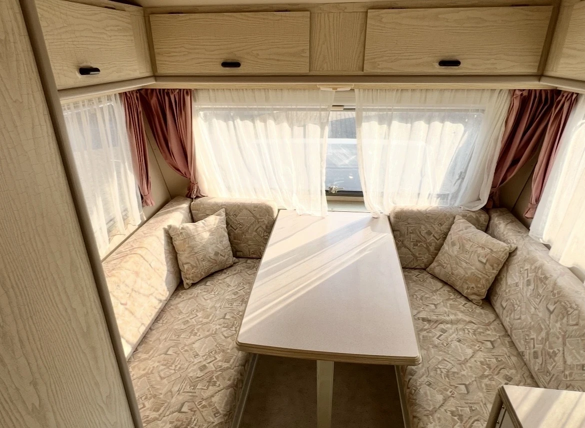 Каравана Avento Master 395 TD Luxe, снимка 9 - Каравани и кемпери - 54699682