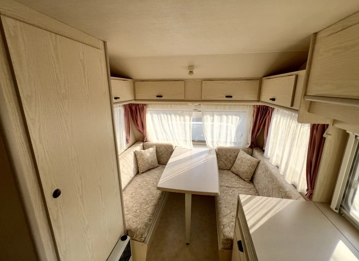 Каравана Avento Master 395 TD Luxe, снимка 8 - Каравани и кемпери - 54699682