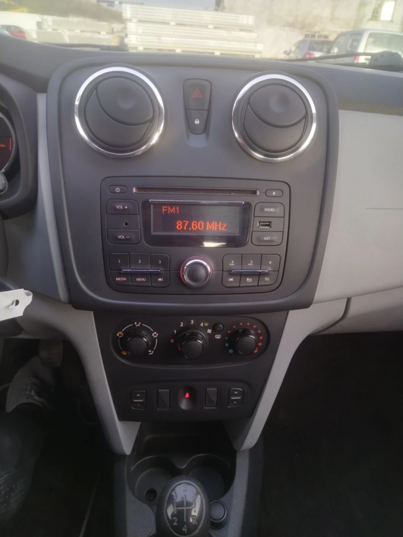 Dacia Sandero 1.2i, снимка 12 - Автомобили и джипове - 47525989