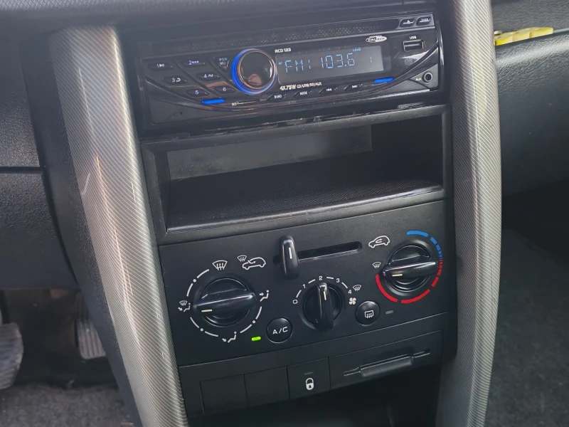 Peugeot 207 1.4i 73ks стария мотор, снимка 9 - Автомобили и джипове - 52932465