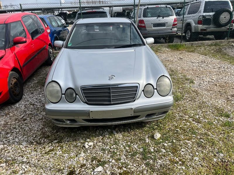 Mercedes-Benz E 220 2.2 CDI, снимка 2 - Автомобили и джипове - 46426128