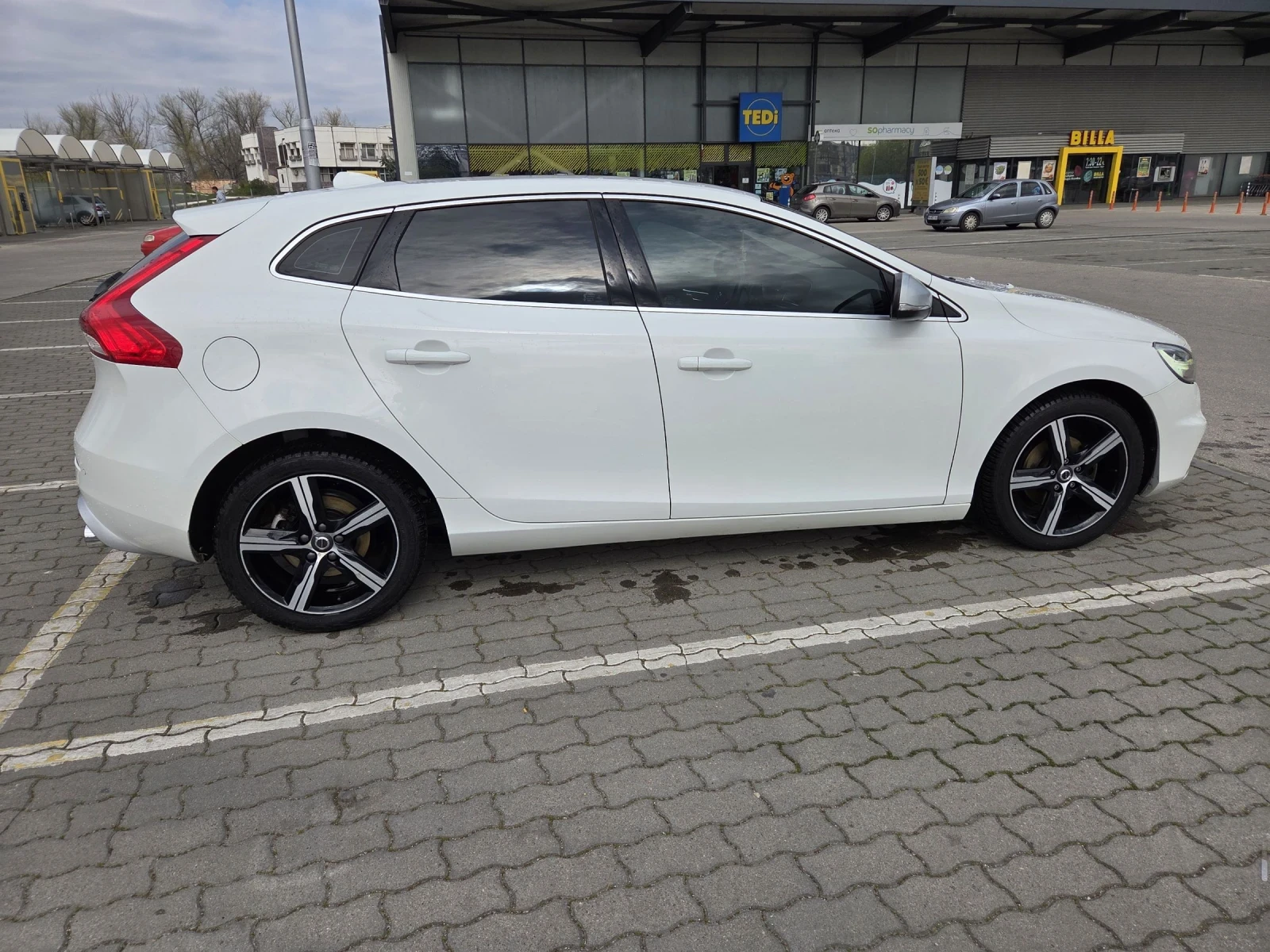 Volvo V40 D2 R-Design, снимка 2 - Автомобили и джипове - 54171489