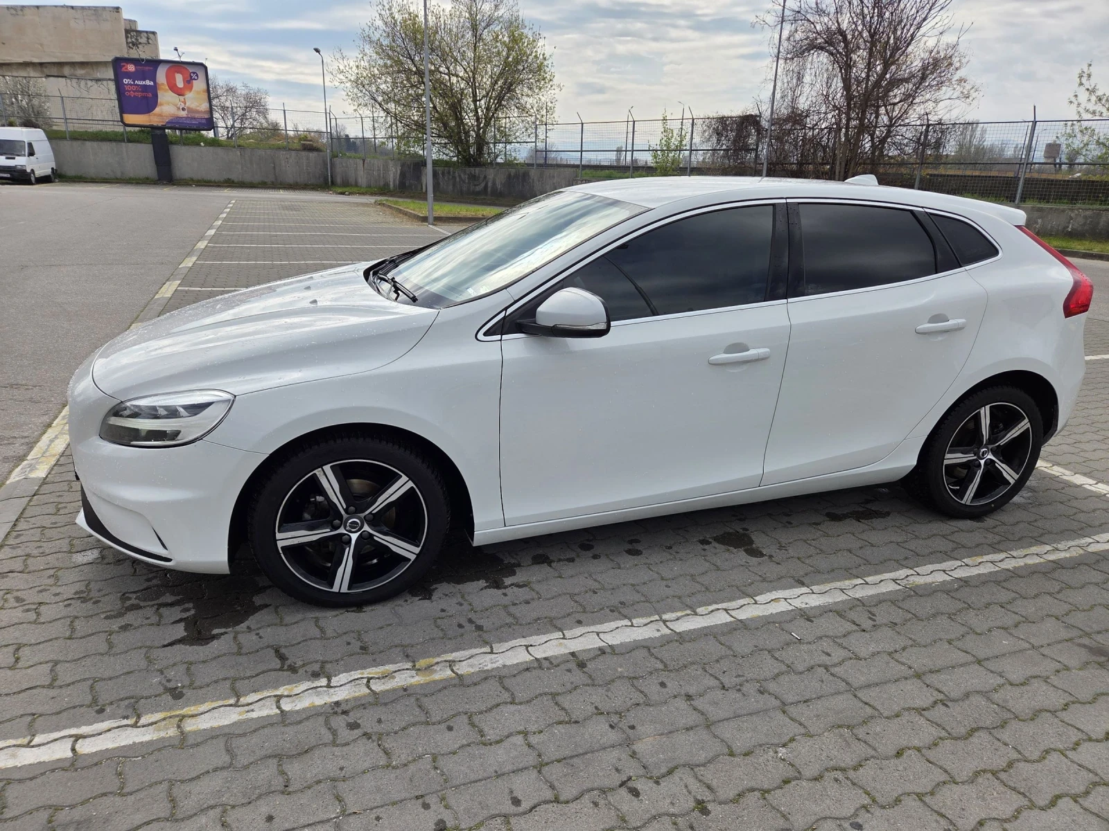 Volvo V40 D2 R-Design, снимка 4 - Автомобили и джипове - 54171489