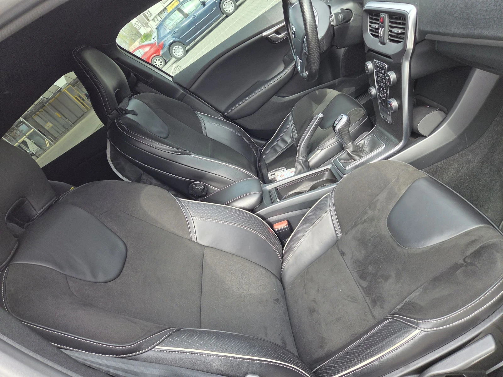 Volvo V40 D2 R-Design, снимка 11 - Автомобили и джипове - 54171489