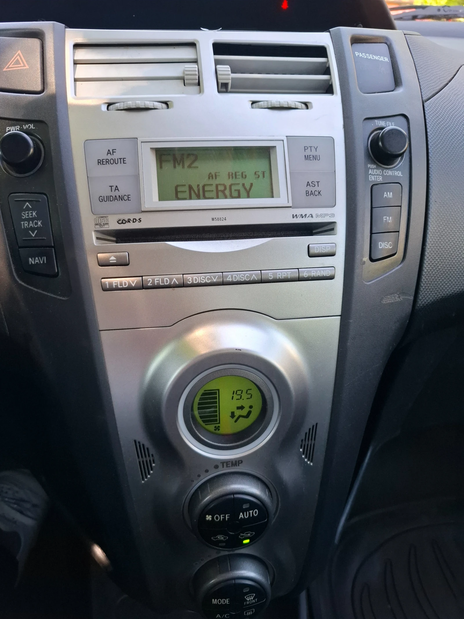 Toyota Yaris 1.4 Dizel, снимка 15 - Автомобили и джипове - 54681212