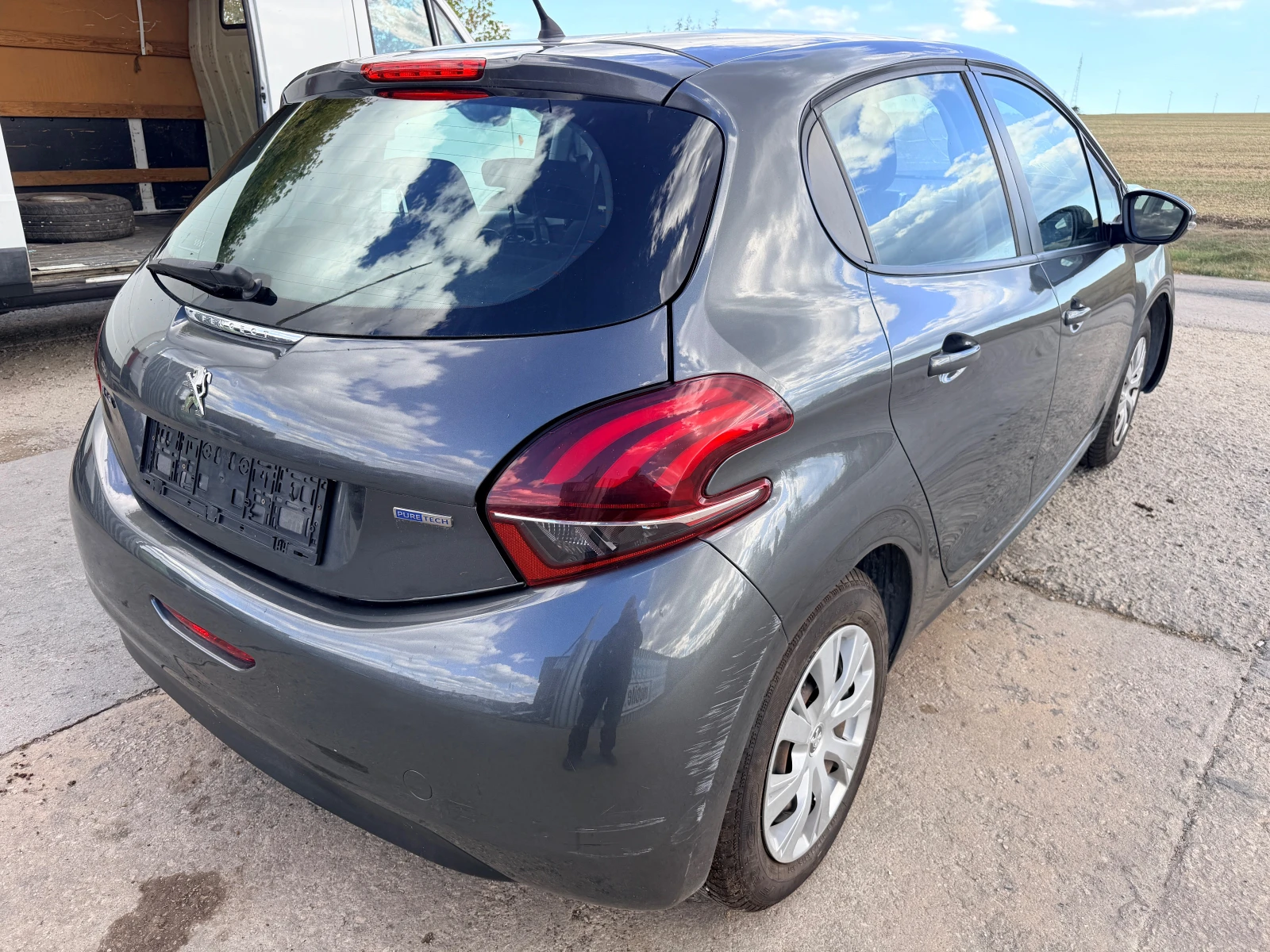 Peugeot 208 1.2 PureTech, снимка 8 - Автомобили и джипове - 56231945