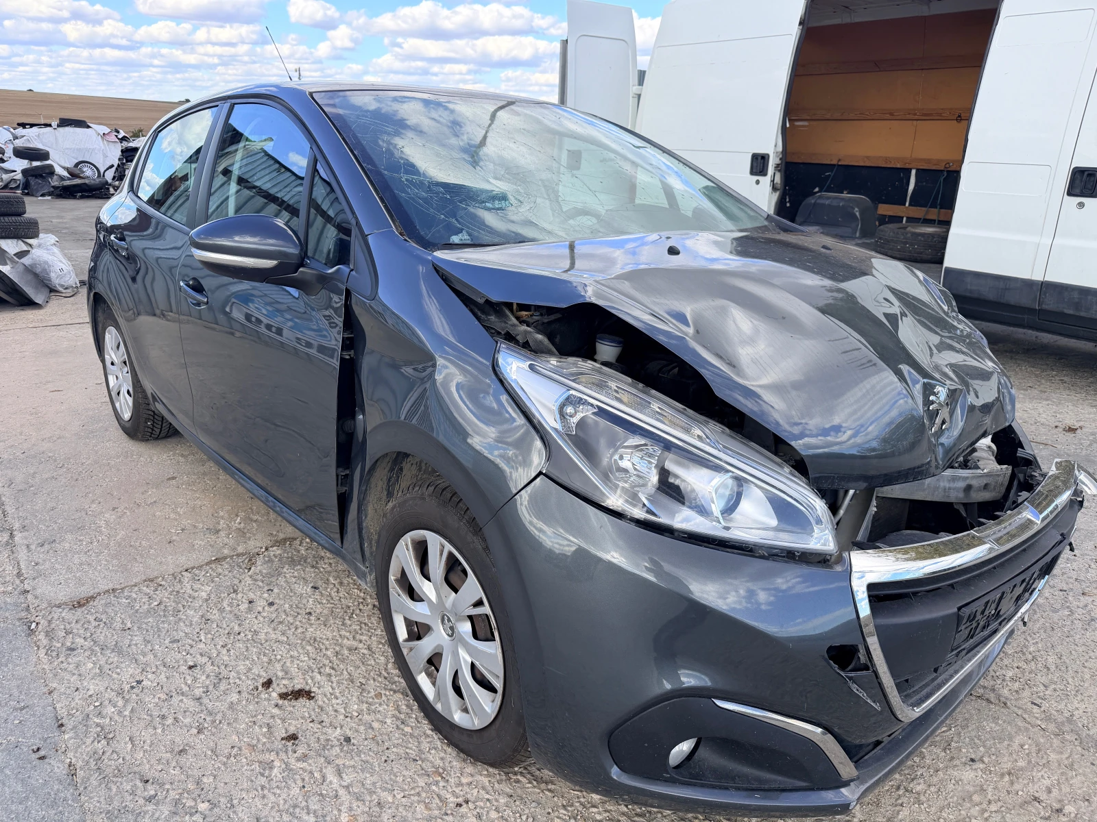 Peugeot 208 1.2 PureTech, снимка 3 - Автомобили и джипове - 56231945