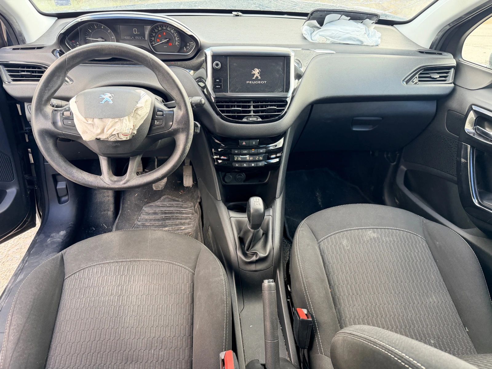 Peugeot 208 1.2 PureTech, снимка 10 - Автомобили и джипове - 56231945