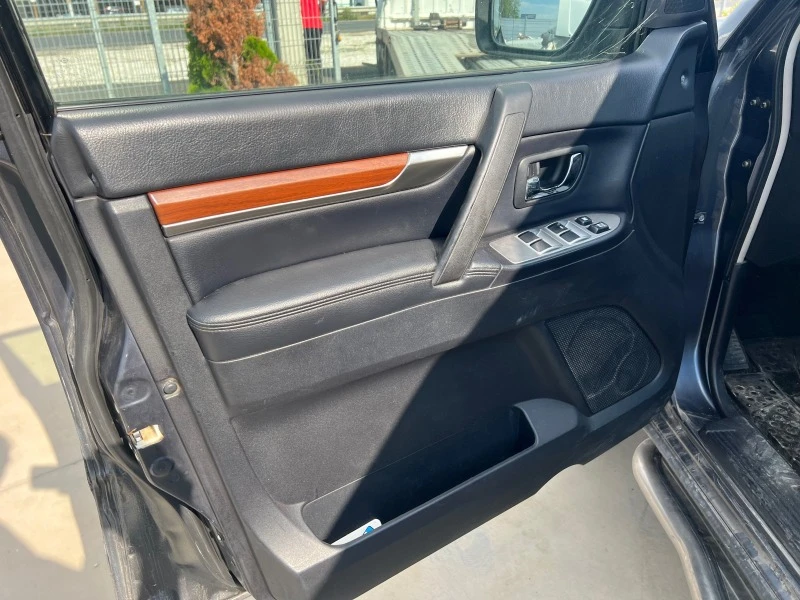 Mitsubishi Pajero 3.8 i, снимка 8 - Автомобили и джипове - 40760307