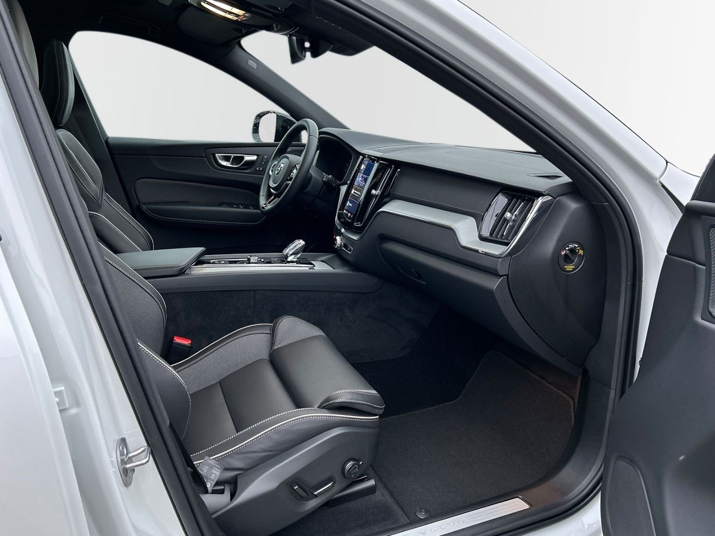 Volvo XC60 B5 AWD = Ultimate Dark= Panorama Гаранция - изображение 9