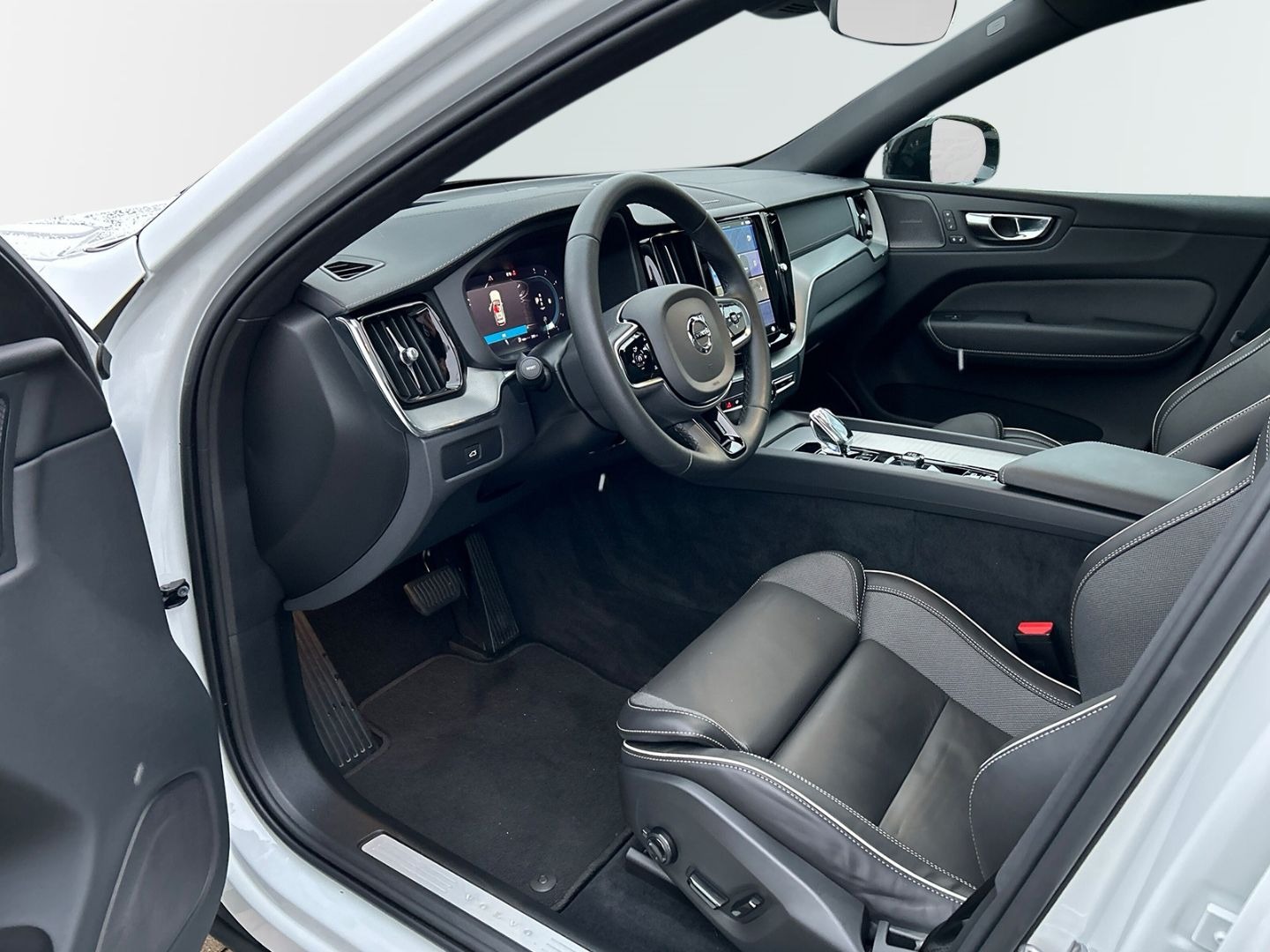 Volvo XC60 B5 AWD = Ultimate Dark= Panorama Гаранция - изображение 6