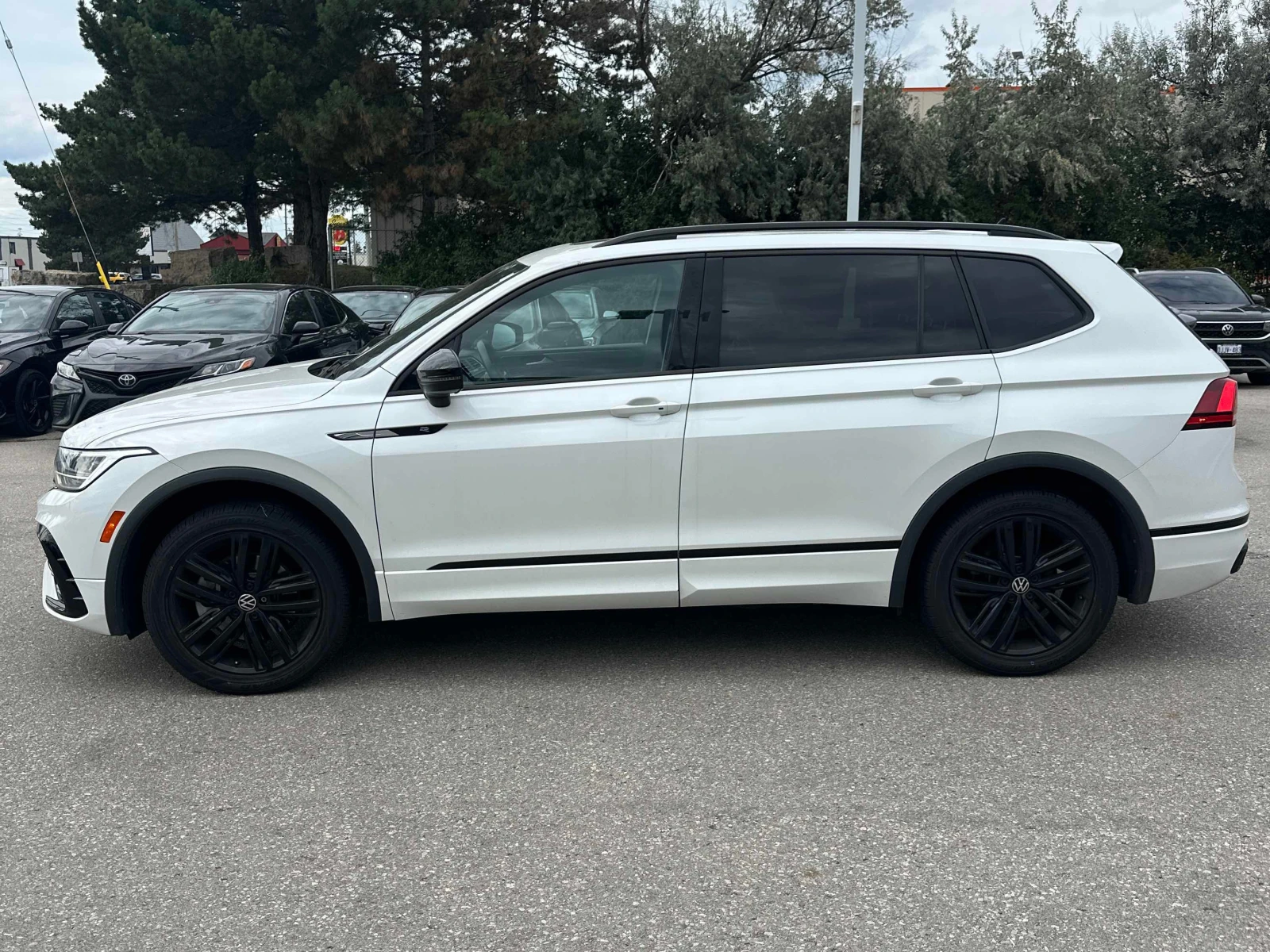 VW Tiguan * Comfortline R Line Black Edition * CARFAX * , снимка 13 - Автомобили и джипове - 56106186