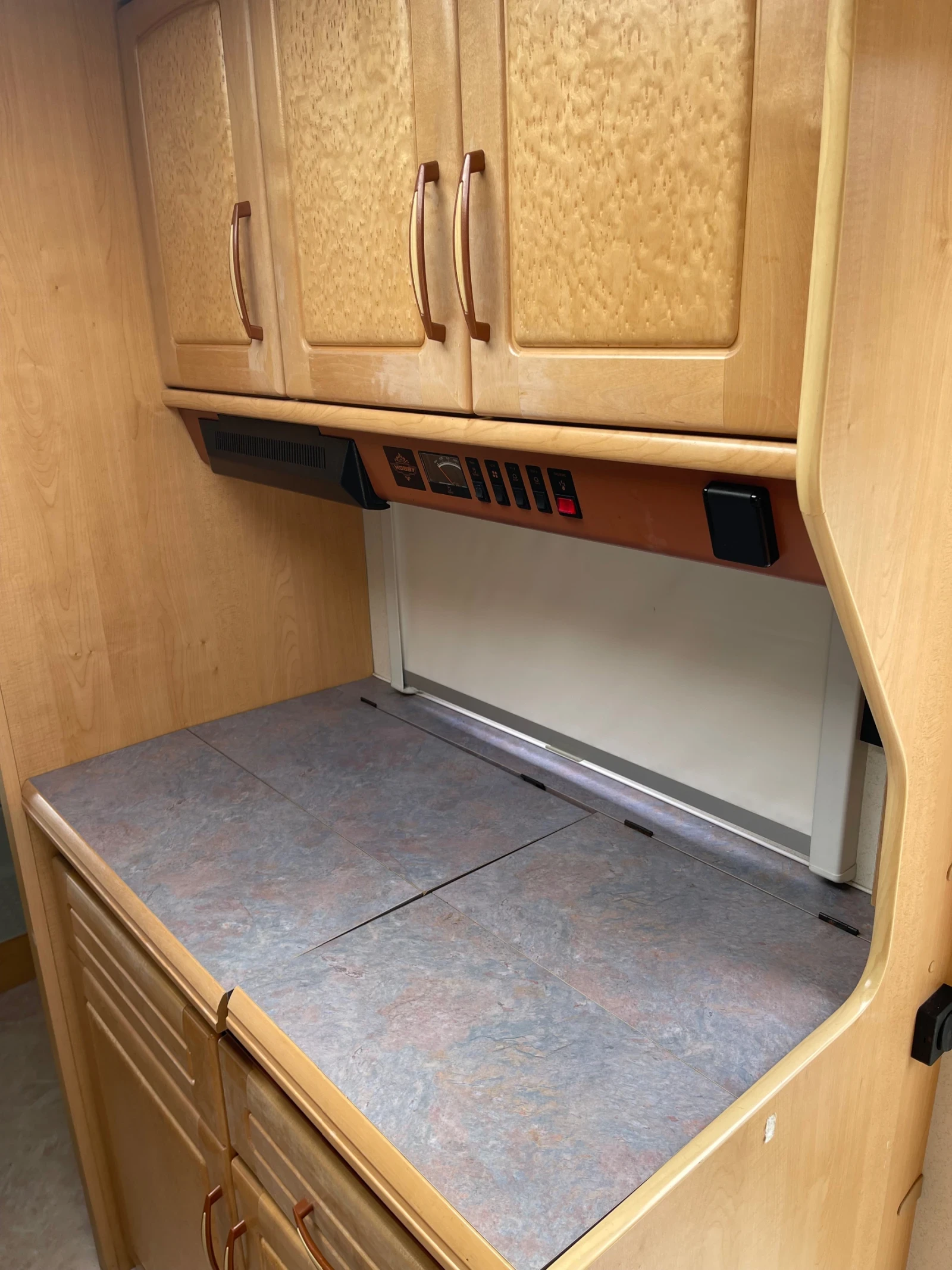 Каравана Hobby 440, снимка 9 - Каравани и кемпери - 54227453