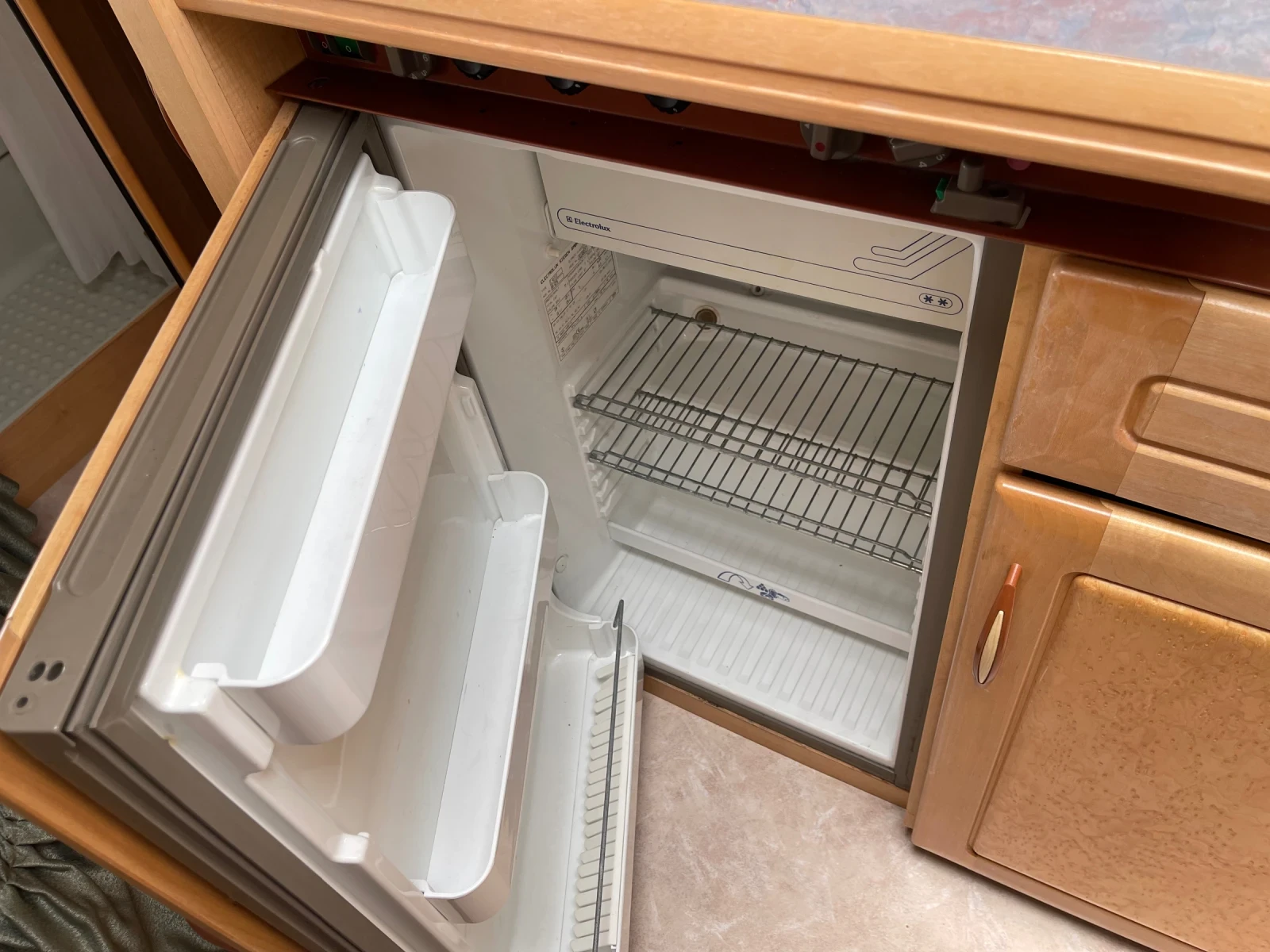 Каравана Hobby 440, снимка 10 - Каравани и кемпери - 54227453