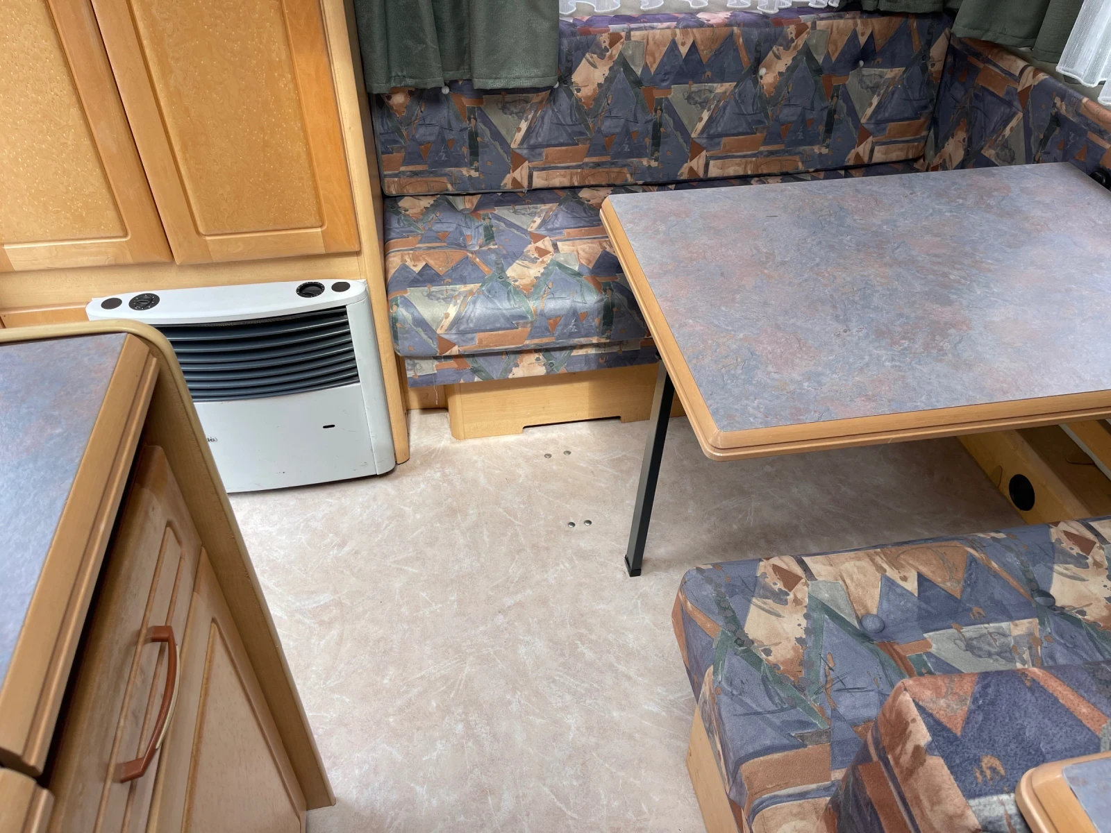 Каравана Hobby 440, снимка 8 - Каравани и кемпери - 54227453