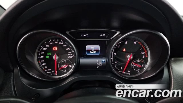 Mercedes-Benz CLA 220, снимка 8 - Автомобили и джипове - 56077704