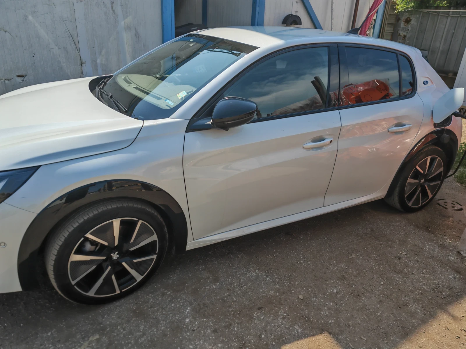 Peugeot 208 GT с всички екстри за модела - изображение 4