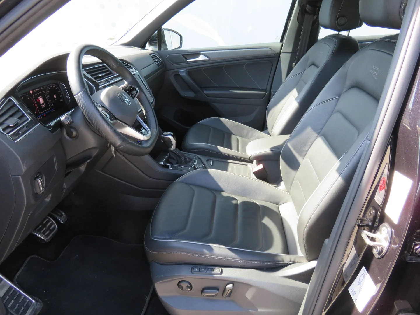 VW Tiguan R-Line 2.0 TDI SCR 4MOTION DSG - изображение 4