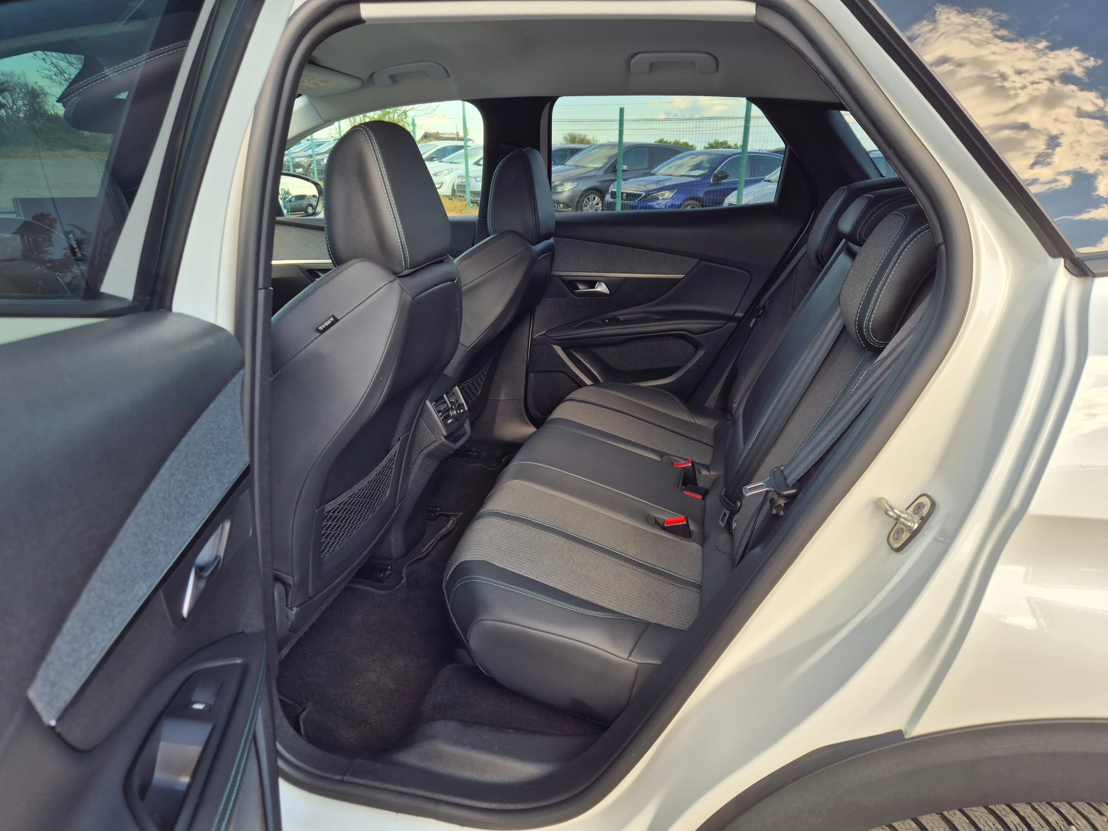 Peugeot 3008 1.2i PureTech 130кс, снимка 12 - Автомобили и джипове - 54333547