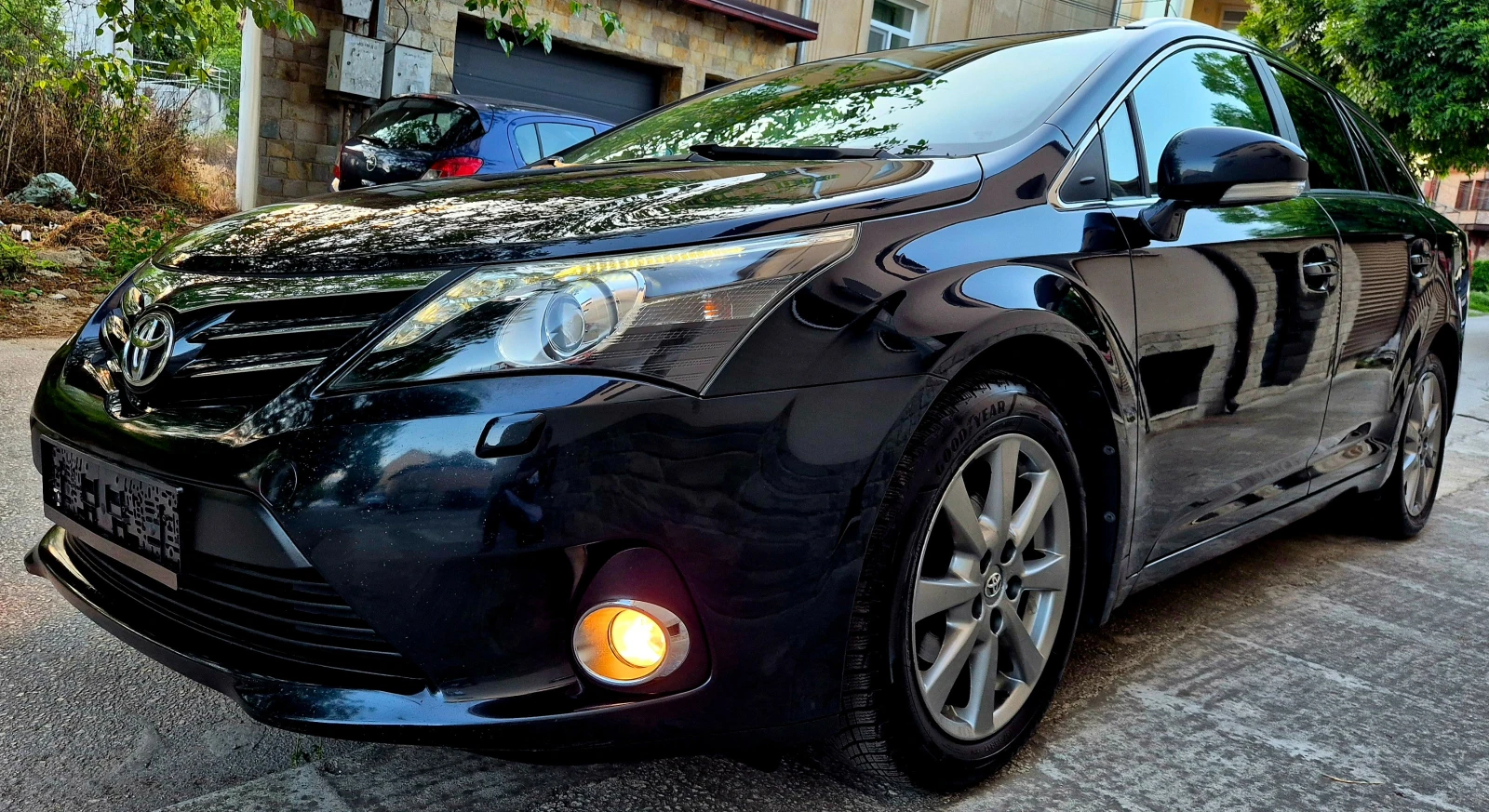 Toyota Avensis 2.0d4d-EXECUTIVE-FACE-кожа-верига-6скорости-japan