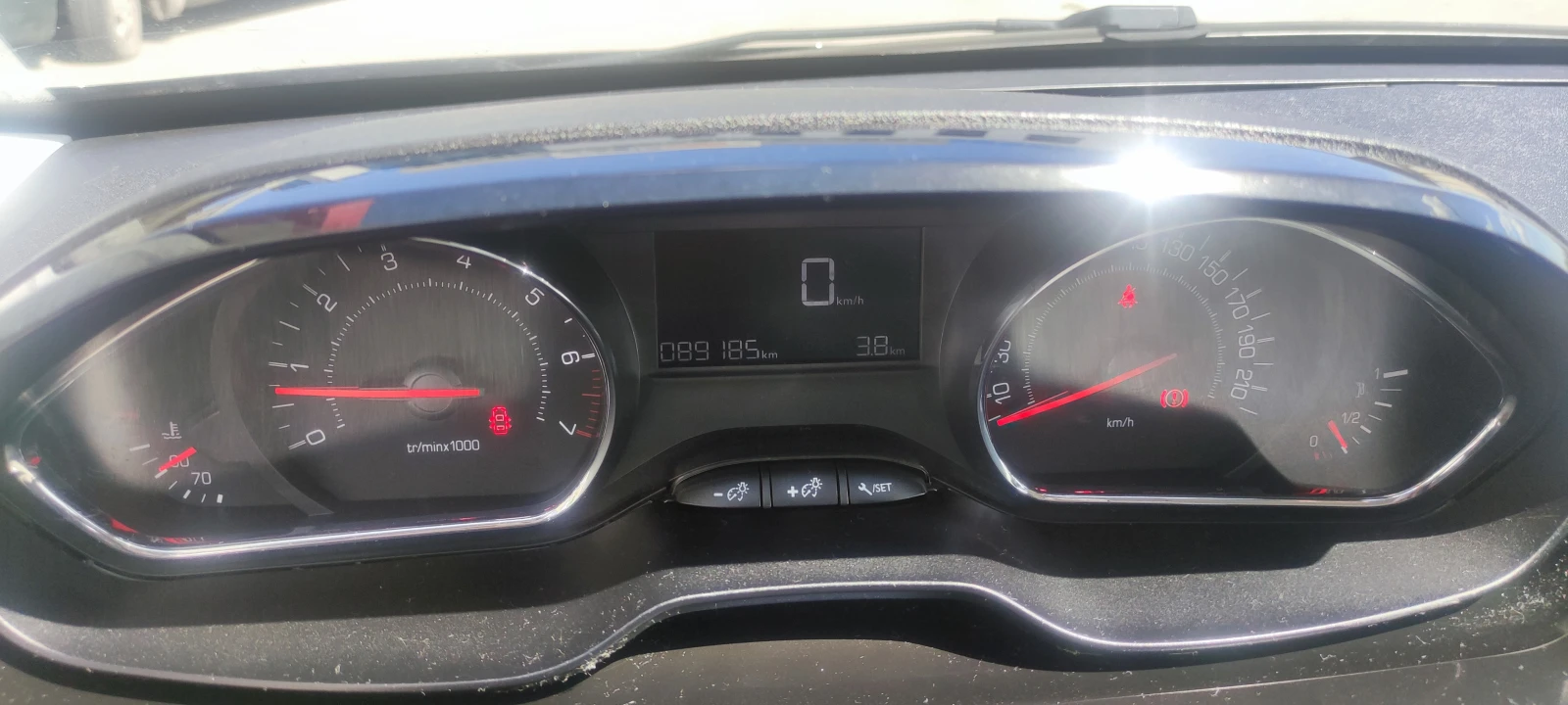 Peugeot 208 1.0i-PURETECH, снимка 10 - Автомобили и джипове - 54810097