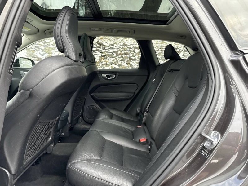 Volvo XC60 B5 Plus Dark Theme, снимка 14 - Автомобили и джипове - 53156412