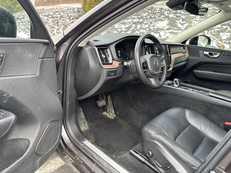 Volvo XC60 B5 Plus Dark Theme, снимка 12 - Автомобили и джипове - 53156412