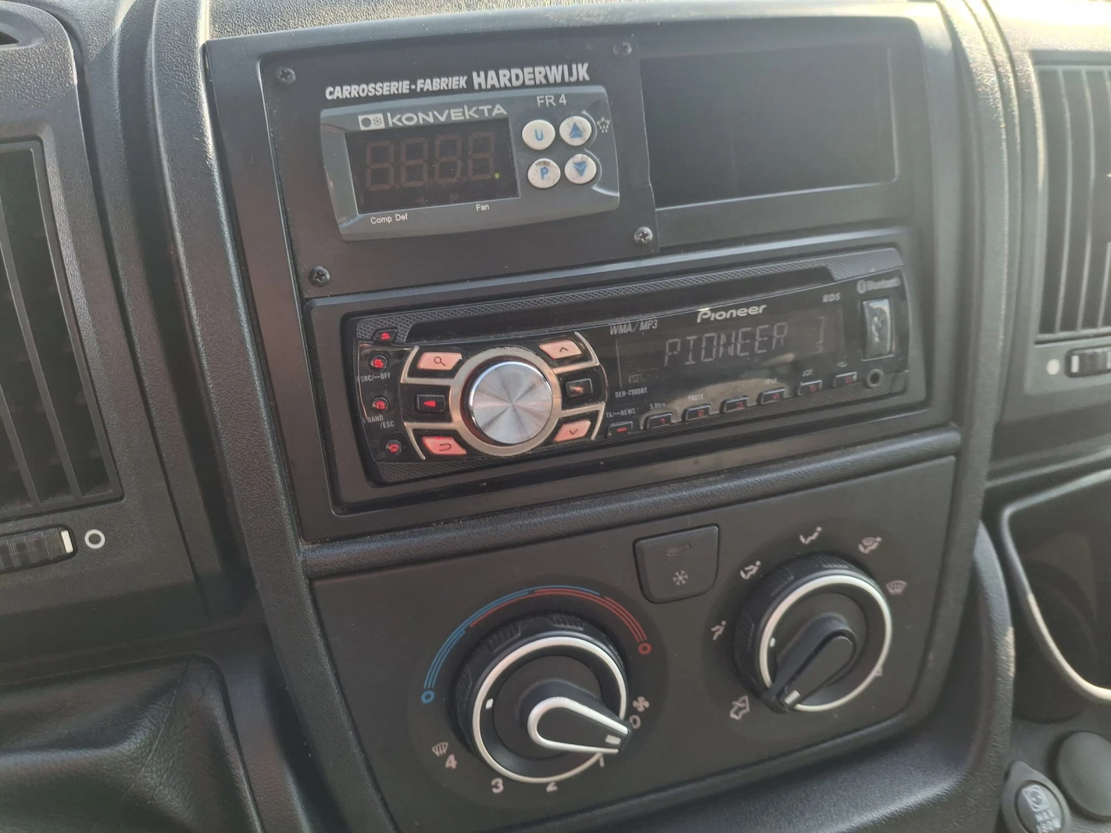 Peugeot Boxer 2.2* * Хладилен* * Падащ борд, снимка 11 - Бусове и автобуси - 53813815