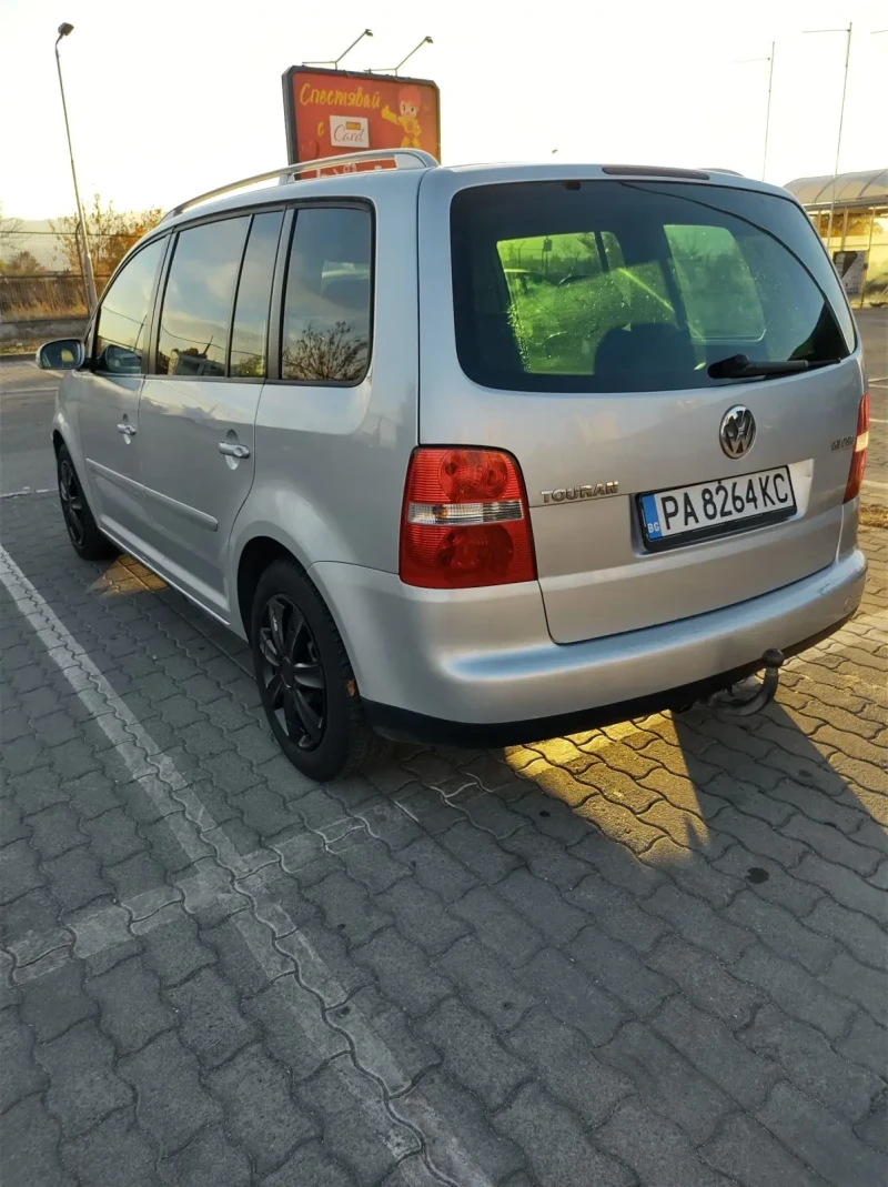 VW Touran 1.6 FSI, снимка 6 - Автомобили и джипове - 47839209