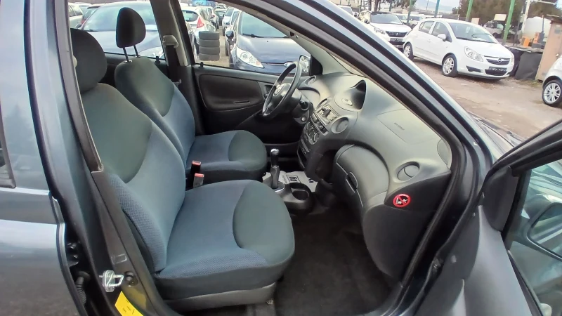 Toyota Yaris 1.0i, снимка 10 - Автомобили и джипове - 48417730