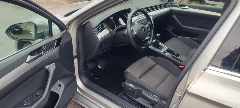 VW Passat 1.6 TDI, снимка 9 - Автомобили и джипове - 53395168