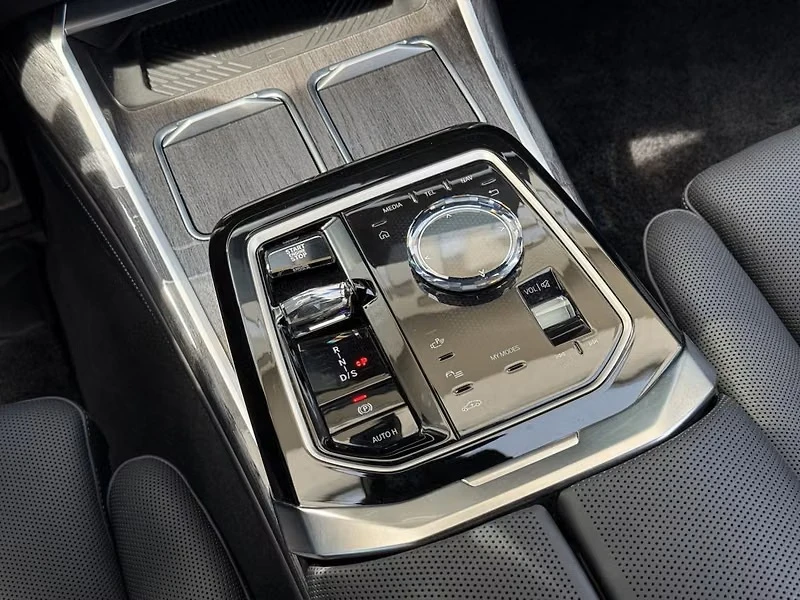 BMW 760 M e xDrive Sedan , снимка 8 - Автомобили и джипове - 56084237