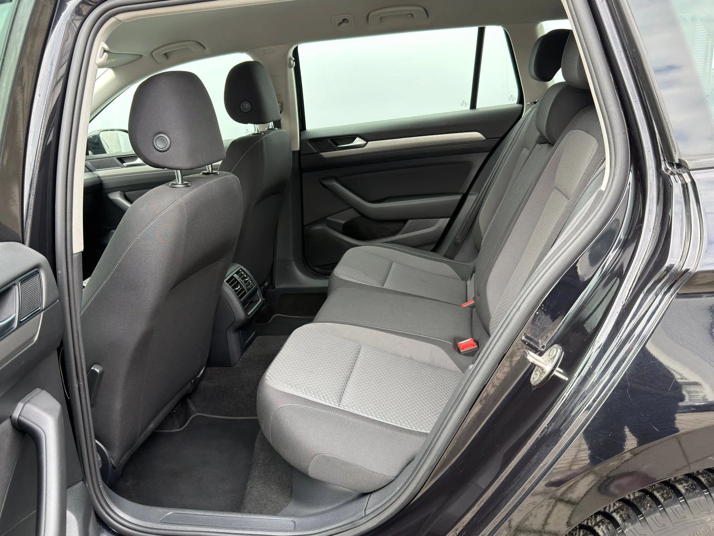 VW Passat Business 2.0 TDI SCR DSG, снимка 7 - Автомобили и джипове - 54353532
